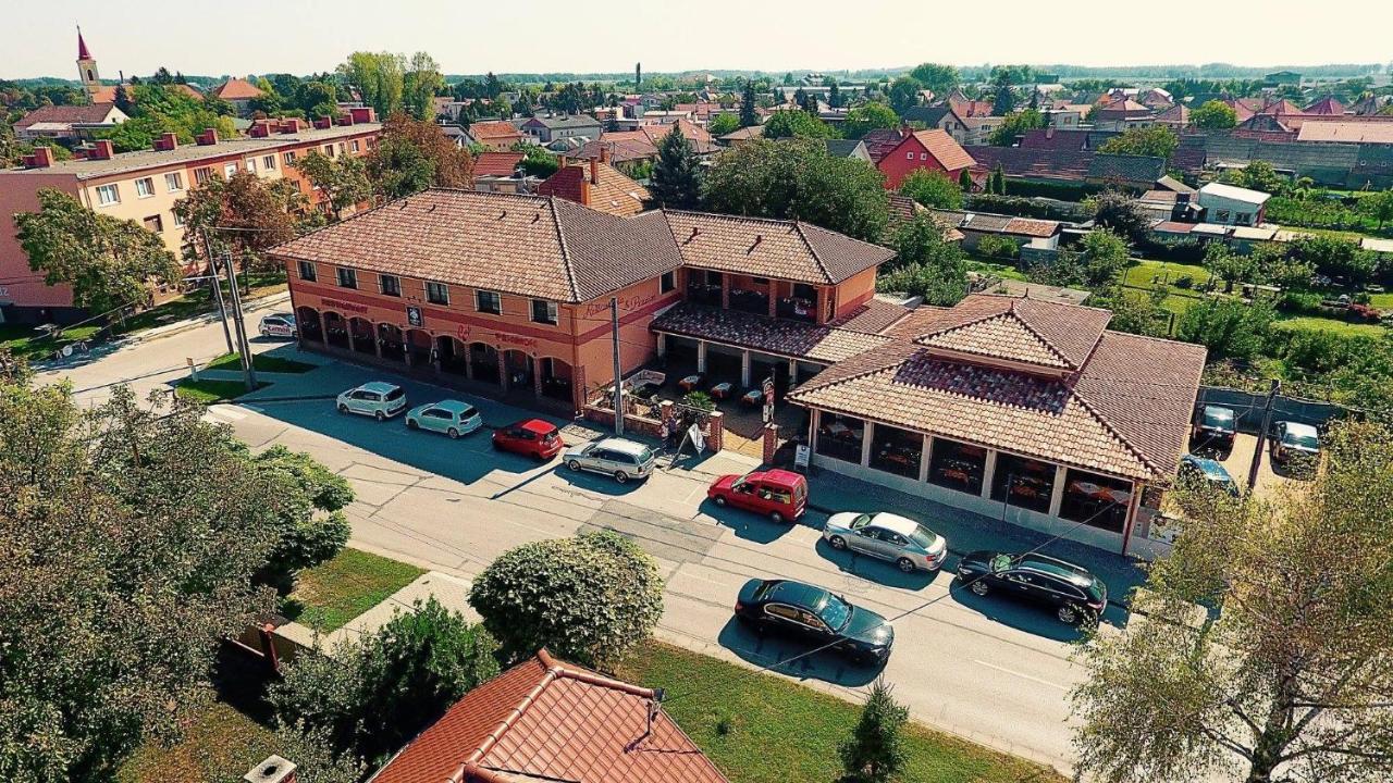 Corvin Pension And Restaurant Hotel Veľký Meder Екстериор снимка